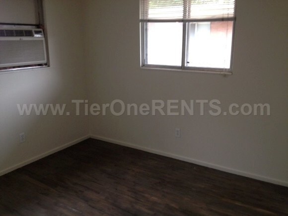 Foto del edificio - Ground Level 2 bed 1 bath Hardwood Floors!