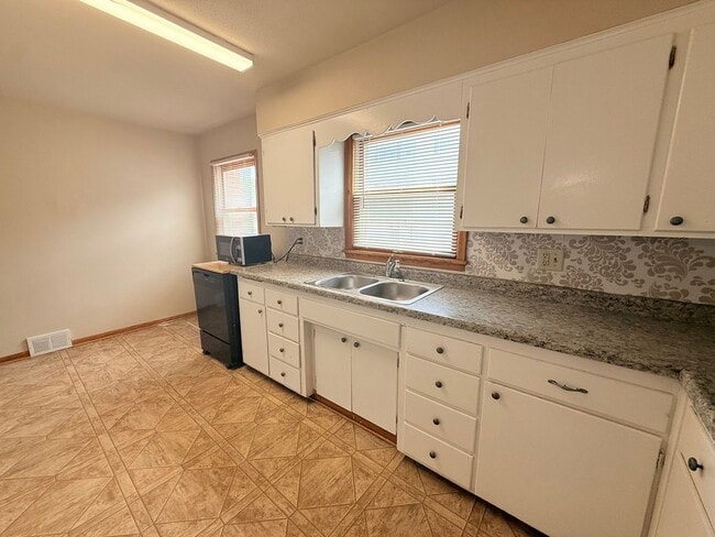 Building Photo - Spacious 5 Bedroom Home Across from Concordia Football Field