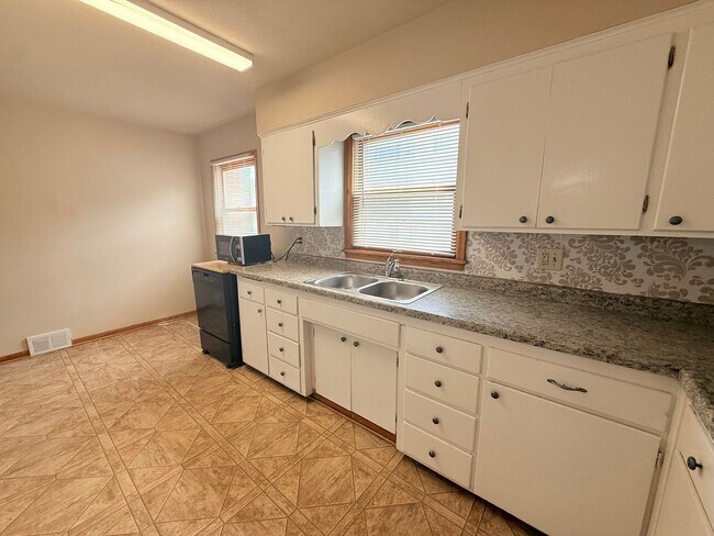 Foto del edificio - Spacious 5 Bedroom Home Across from Concordia Football Field