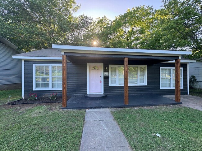 Building Photo - Three Bedroom Home with Fenced Backyard