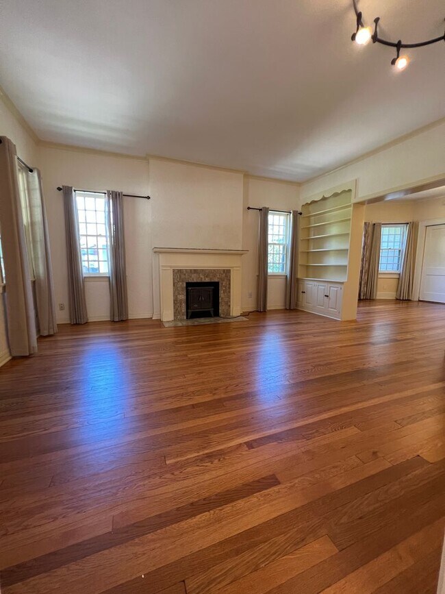 Building Photo - PRE-LEASING FOR MID JULY.  Chautauqua Hist...