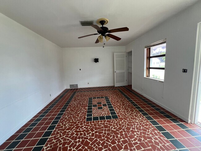 Foto del edificio - $1,375 ** Annual Lease ** 1 Bedroom / 1 Ba...