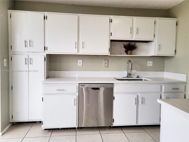 Foto del edificio - 3400 Blue Lake Dr