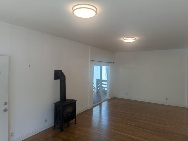 Building Photo - 932 60th St