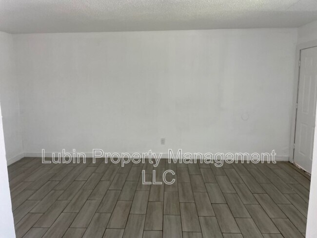 Foto del edificio - 1767 E Raines Rd
