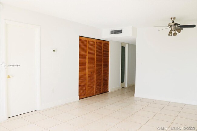 Foto del edificio - 6900 Bay Dr