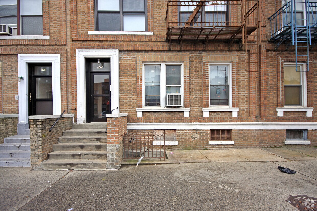 Building Photo - 742 60th St