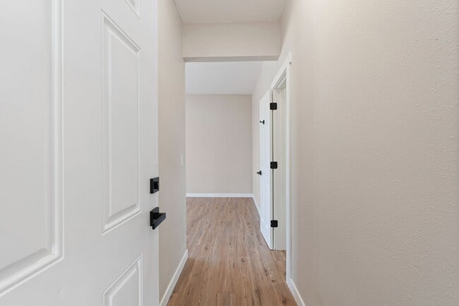 Building Photo - Fully Renovated Studio - Near PDX Airport ...