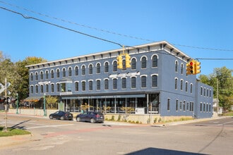 Building Photo - 400 N River St