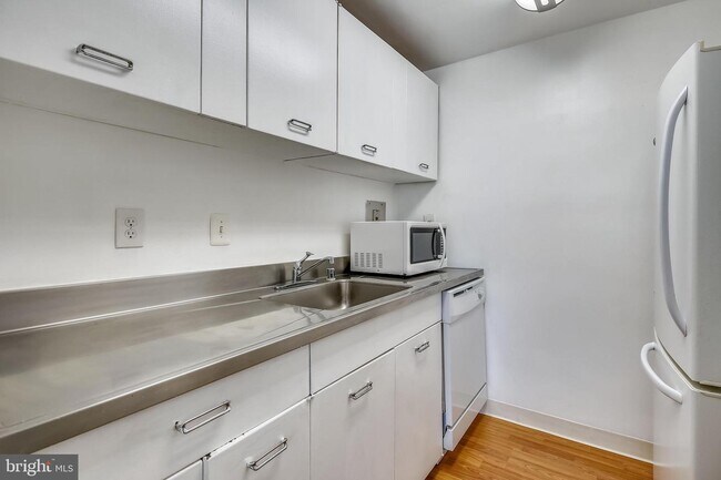 Foto del edificio - 4600 Duke St