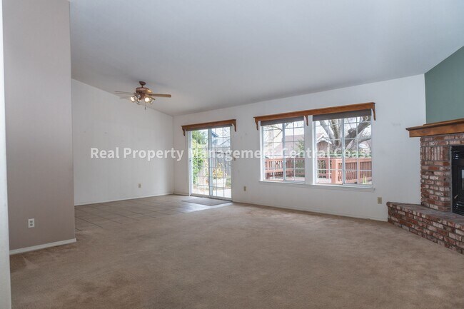 Building Photo - AVAILABLE NOW - 3 Bedroom / 2 Bath Templet...