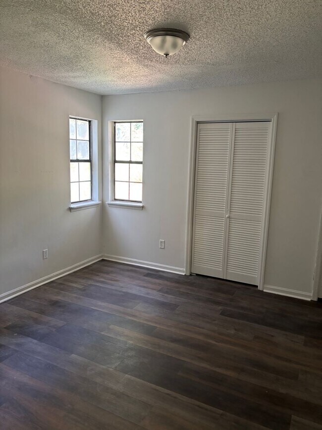 Foto del edificio - 3 bed 2 bath spacious townhome in ideal area