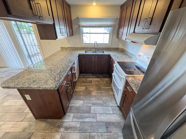 Building Photo - 2881 E Fairmount Ave