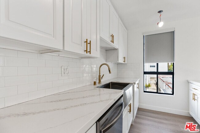 Foto del edificio - 9191 Charleville Blvd