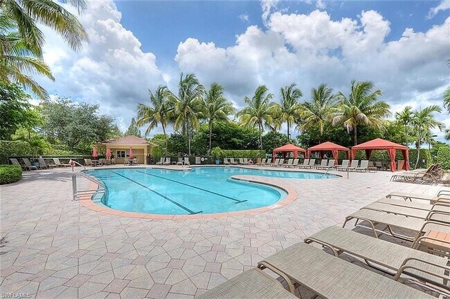 Foto del edificio - 3 bedroom 2 bath pool home in Colonial Cou...