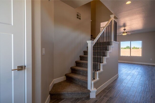 Foto del edificio - Amazing views! Like New 3 bedroom, 2.5 bath townhome, 2 car garage