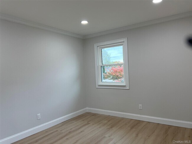 Foto del edificio - 683 Old Bethpage Rd