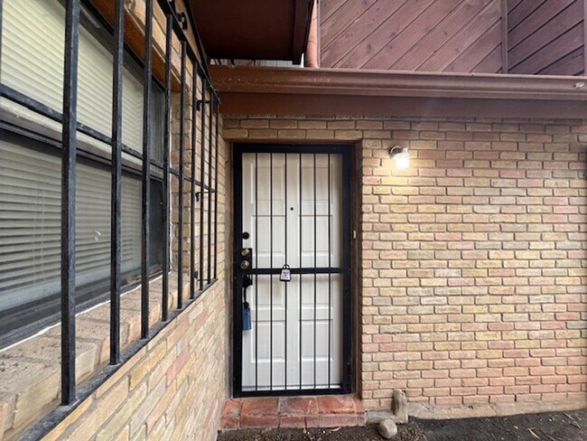 Building Photo - Quadrangle Townhome