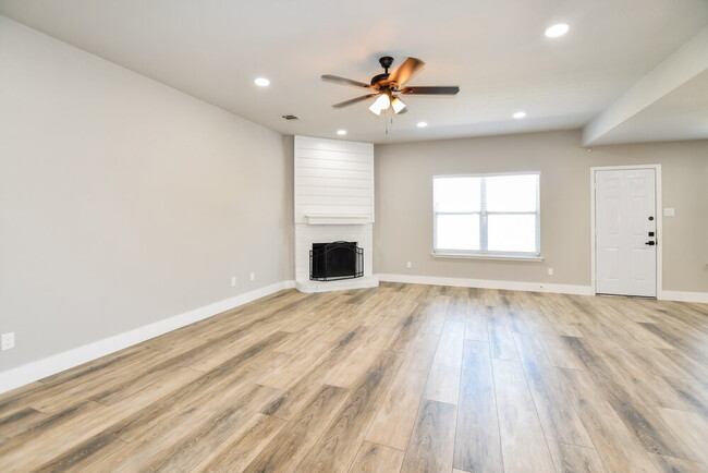 Building Photo - 1621 Lesli Dr