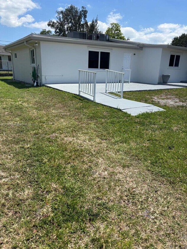 Foto principal - 1911 SW 97th Ave