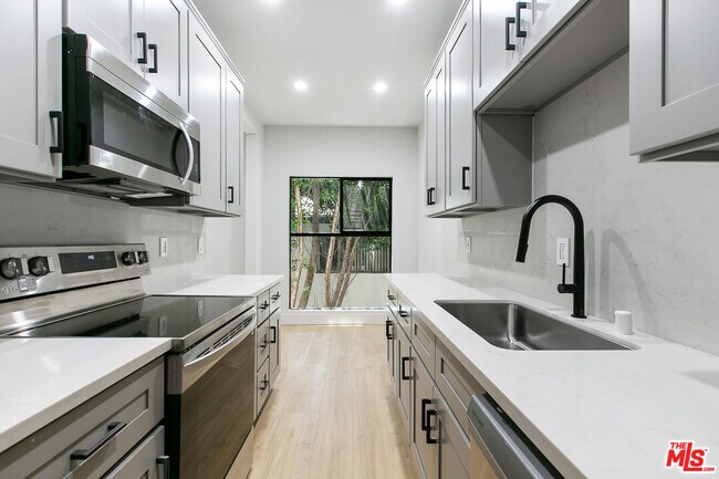 Foto del edificio - 7229 Willoughby Ave