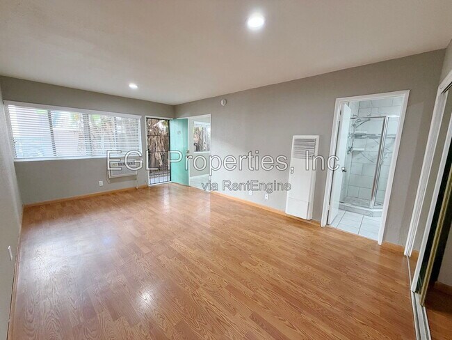 Foto del edificio - 1555 N Bronson Ave