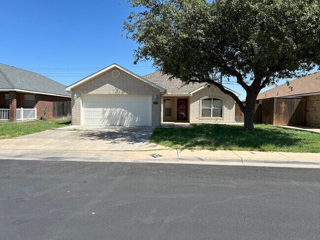 Building Photo - Beautiful Home in Plantation Oaks