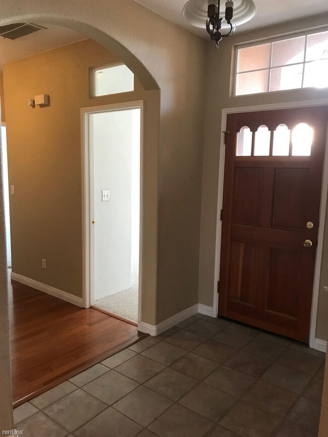 Foto del edificio - 2884 Hillside Ct