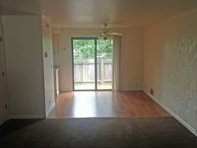 Foto del edificio - Thurston/East Springfield partially updated duplex