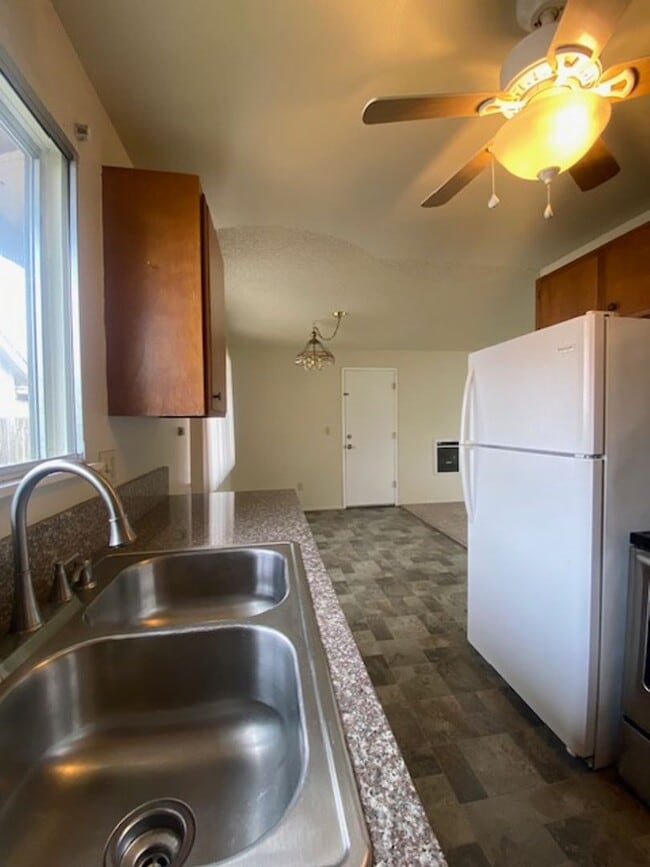 Building Photo - Must See Lebanon Home!