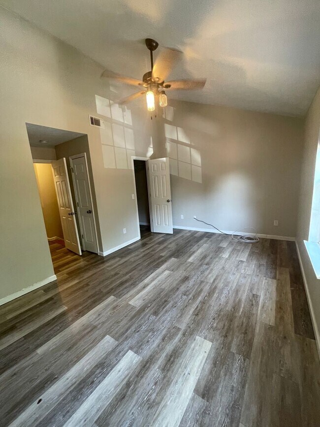 Foto del edificio - 515 Lakebrink Ct