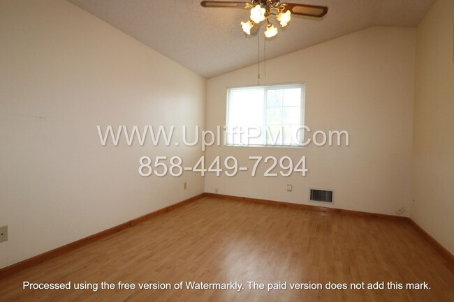 Foto del edificio - Large 4-Bedroom 3-Bathroom Home Featuring ...