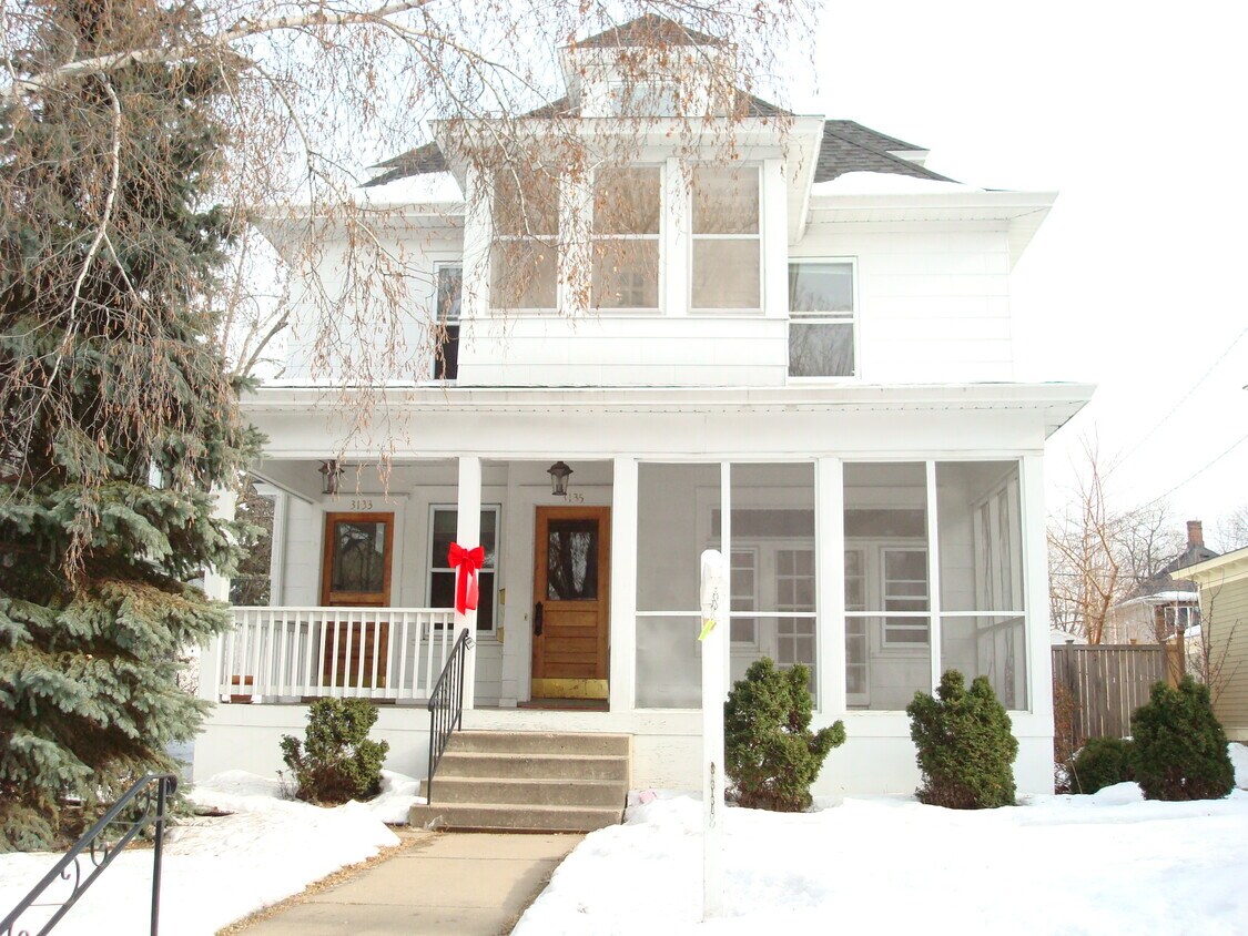 Private entrance and screened porch. - 3135 James Ave S