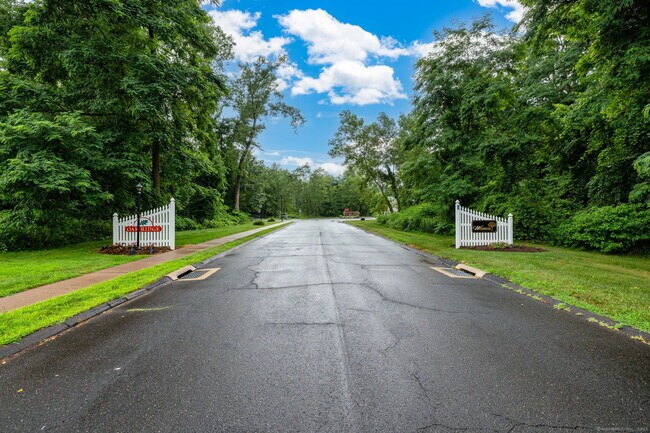 Foto del edificio - 94 Oak Ridge Dr