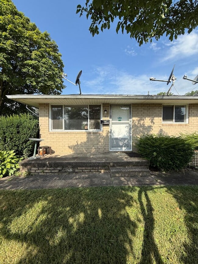 Building Photo - 2 Bedroom, 1 Bathroom Ready for Rent!