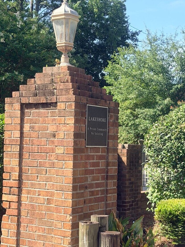 Foto del edificio - 5516 Lakeshore Dr