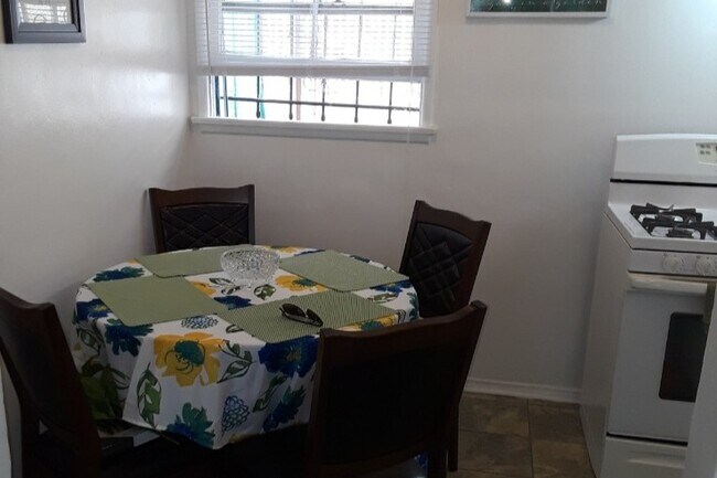 Esta es la cocina. - 11053 Venice Blvd