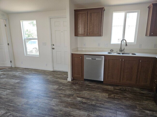 Building Photo - 1484 Hannah Ave