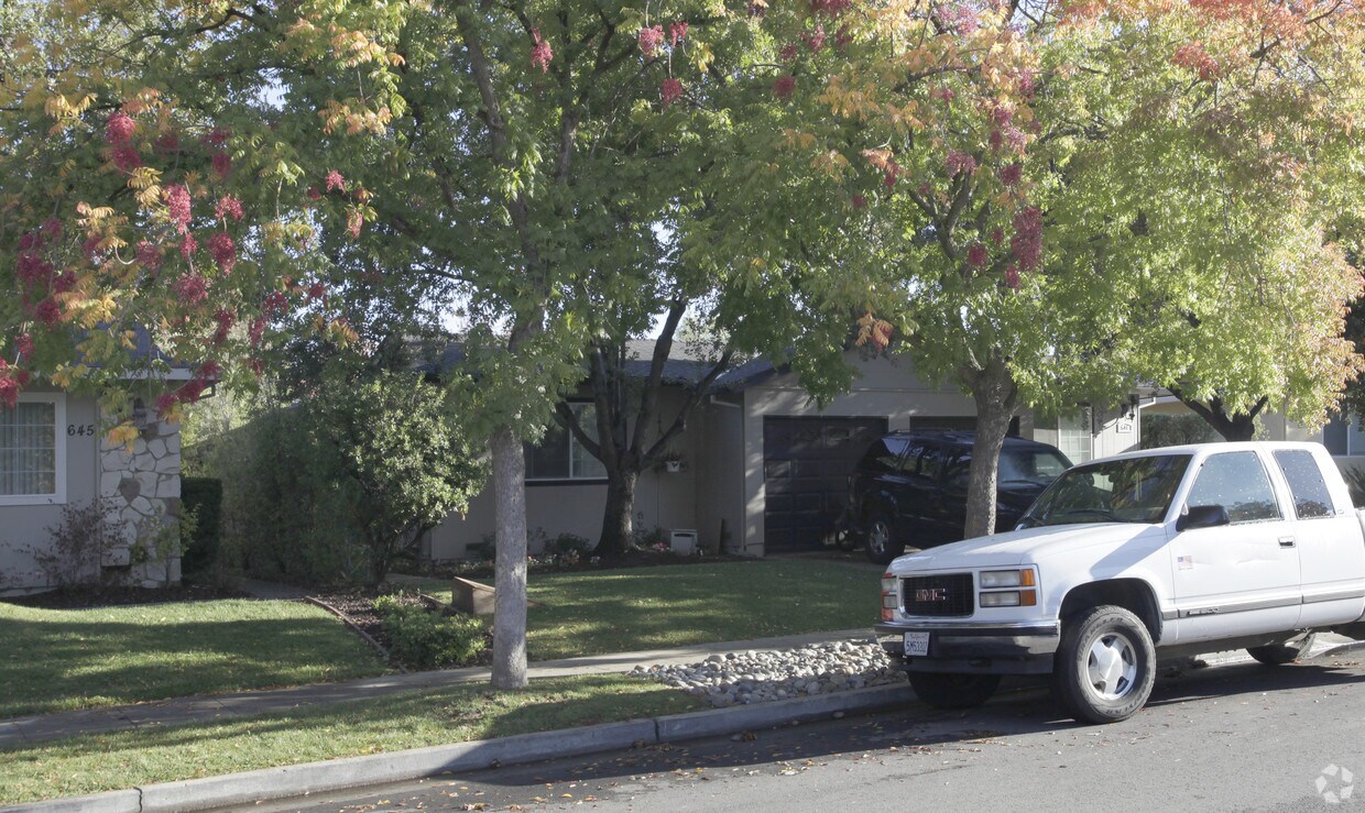 Primary Photo - 641-643 Vasona Ave