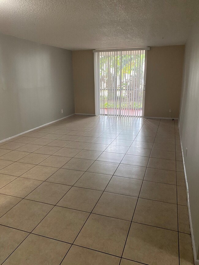 Building Photo - 3181 W Hallandale Beach Blvd