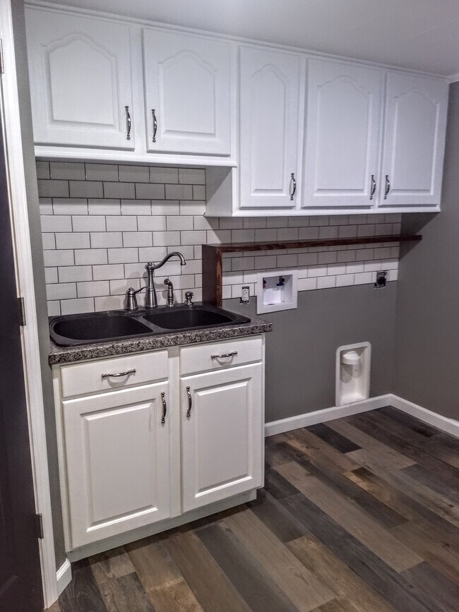 Lavandería con conexión para lavadora y secadora. - 16351 Petro Dr