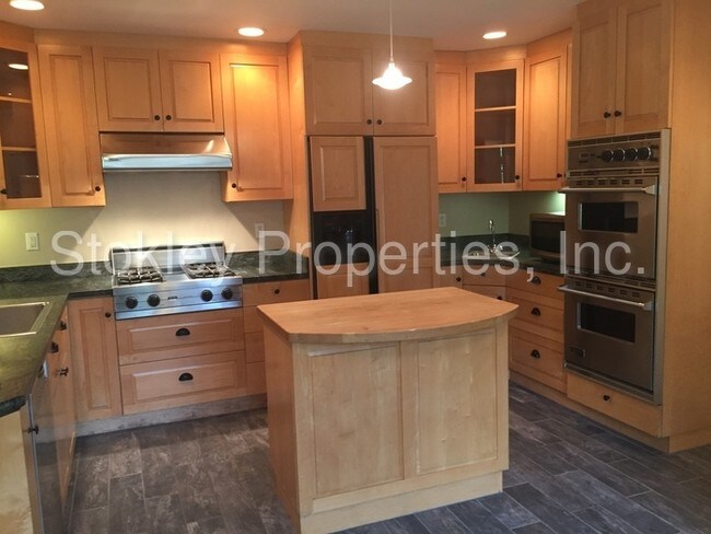 Building Photo - 5765 Robinhood Dr