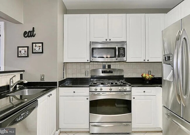 Building Photo - 4950 Brenman Park Dr