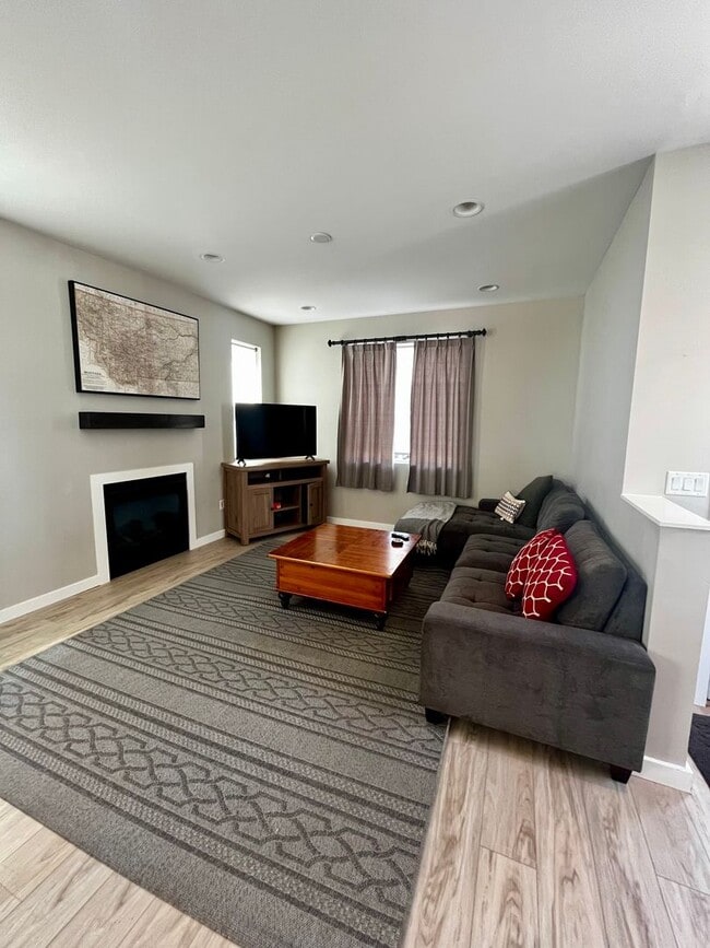 Building Photo - Modern 3-Bedroom Home Close to Gallatin Co...