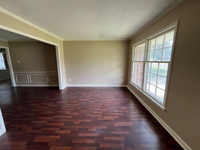 Foto del edificio - Renovated 3 Bedroom 2 Bath Home with 2 Car...