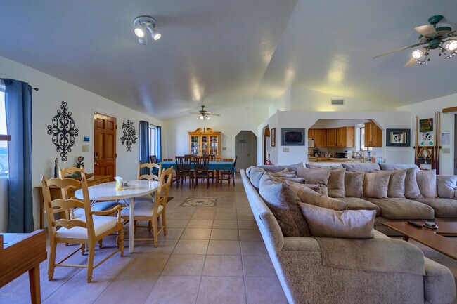 Foto del edificio - 2331 W Irvine Rd