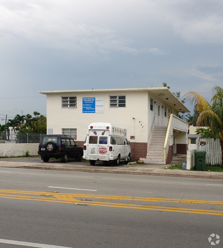 Primary Photo - 237-271 NE 54th St