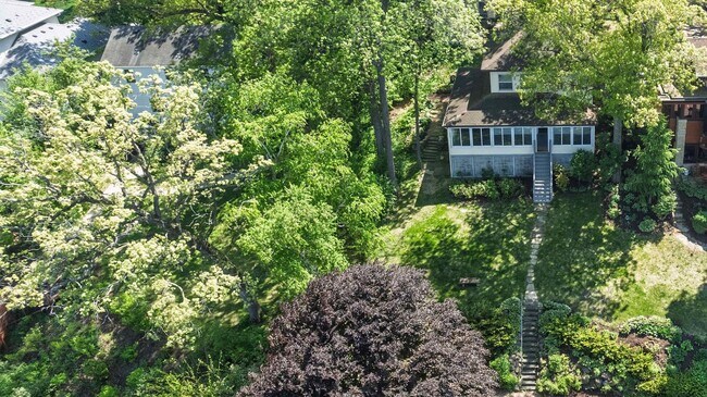 Foto del edificio - Lake Mendota Retreat: 3BR Home w/ 60’ Pier...