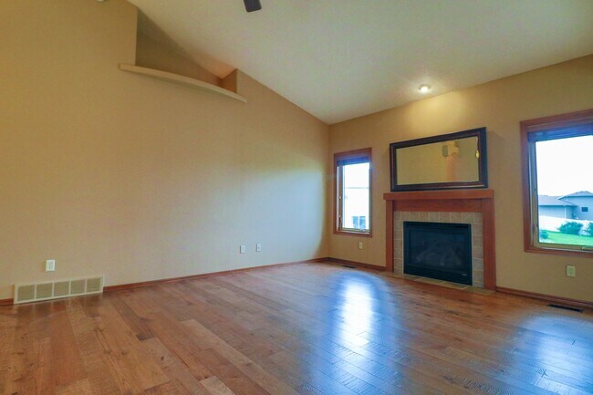 Foto del edificio - 5 BEDROOM 3 BATH HOME IN SOUTH SIOUX FALLS