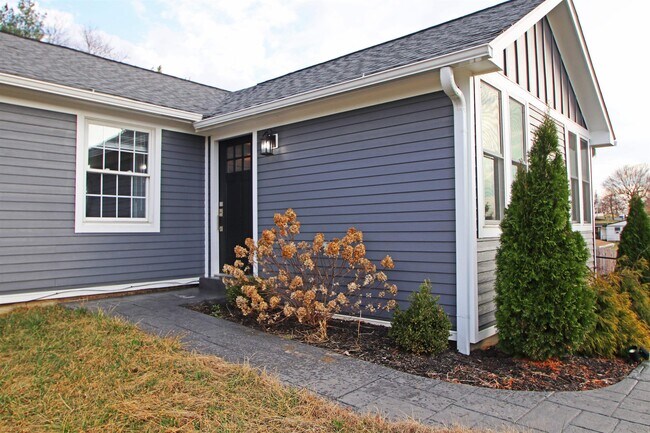 Foto del edificio - 3205 Oak Ridge Rd